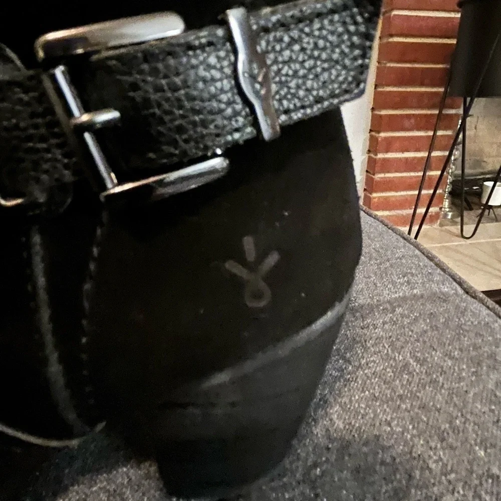 EMU Australia black leather/suede bootie with shearling lining with side zipper